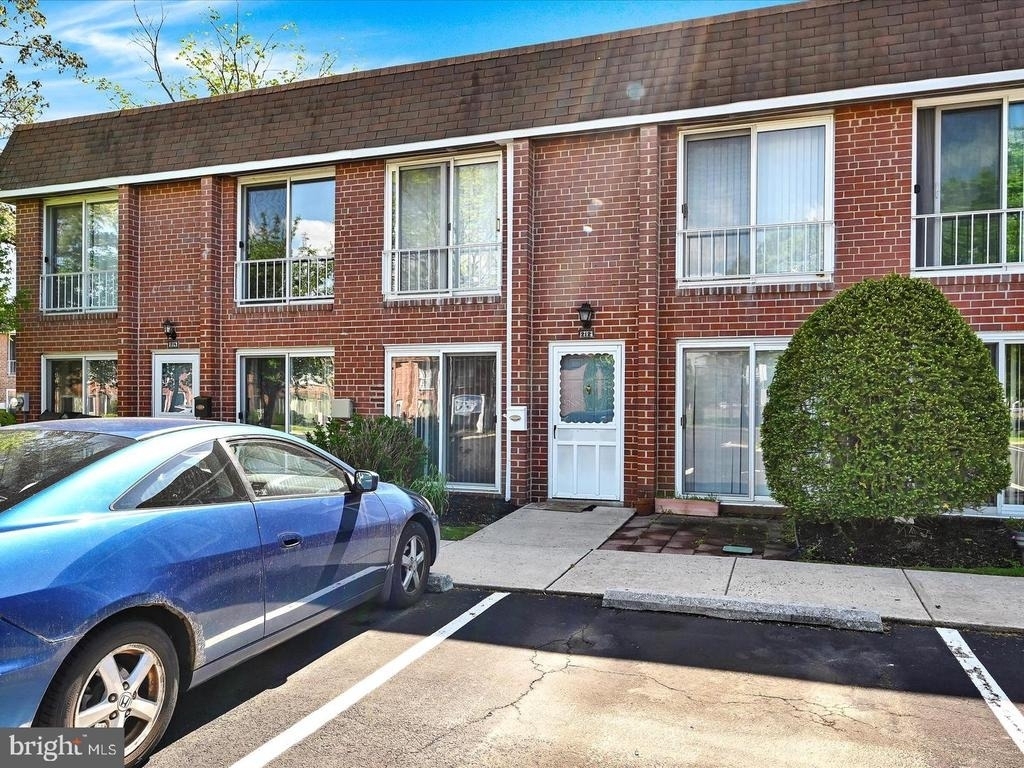 212 Saratoga Court - Photo 0