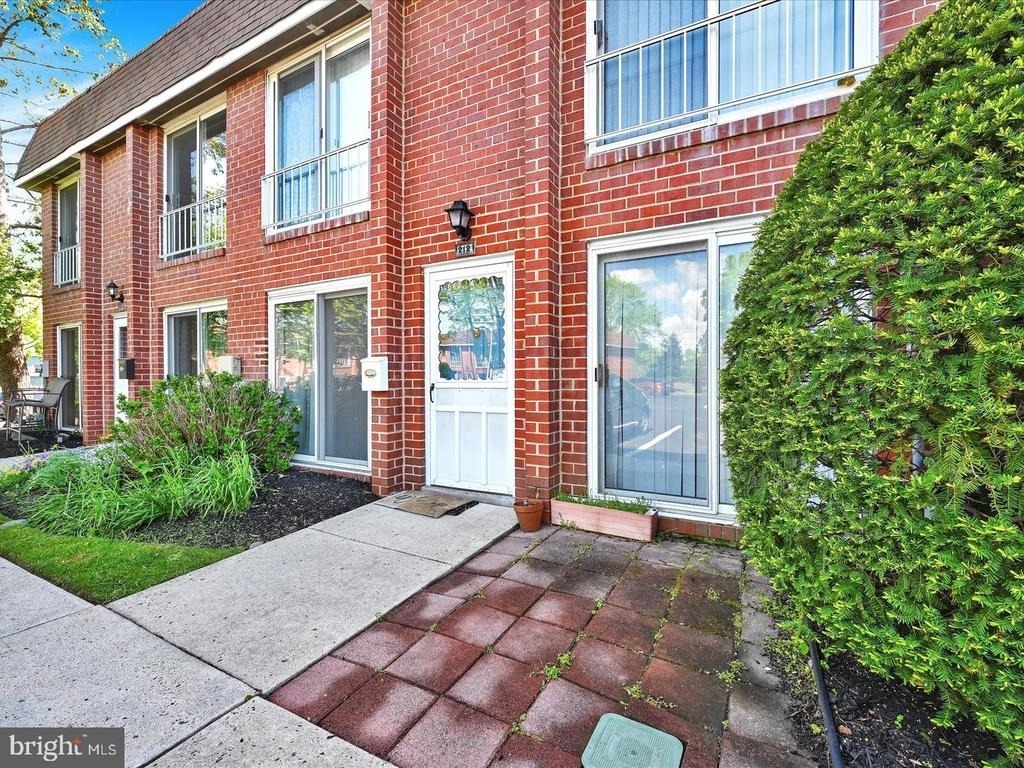 212 Saratoga Court - Photo 2