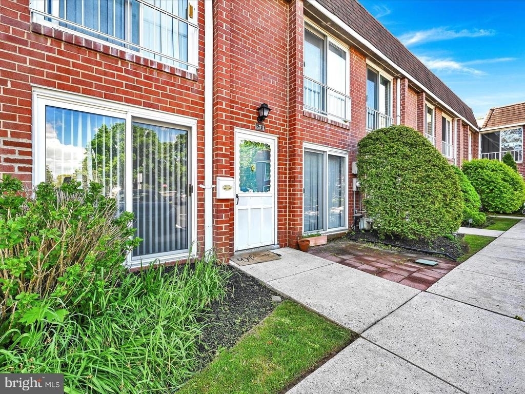 212 Saratoga Court - Photo 1