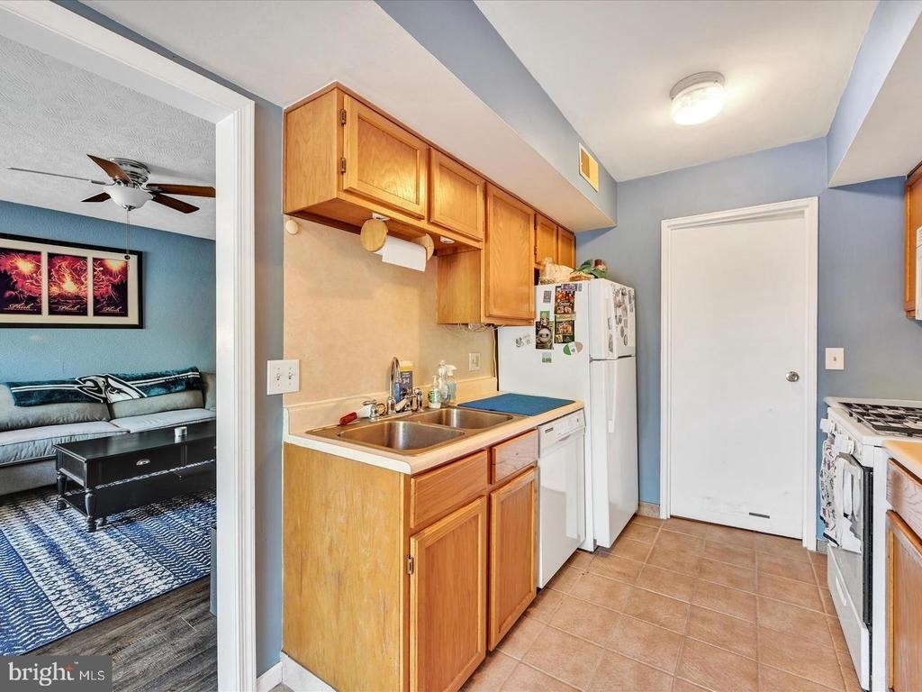212 Saratoga Court - Photo 10