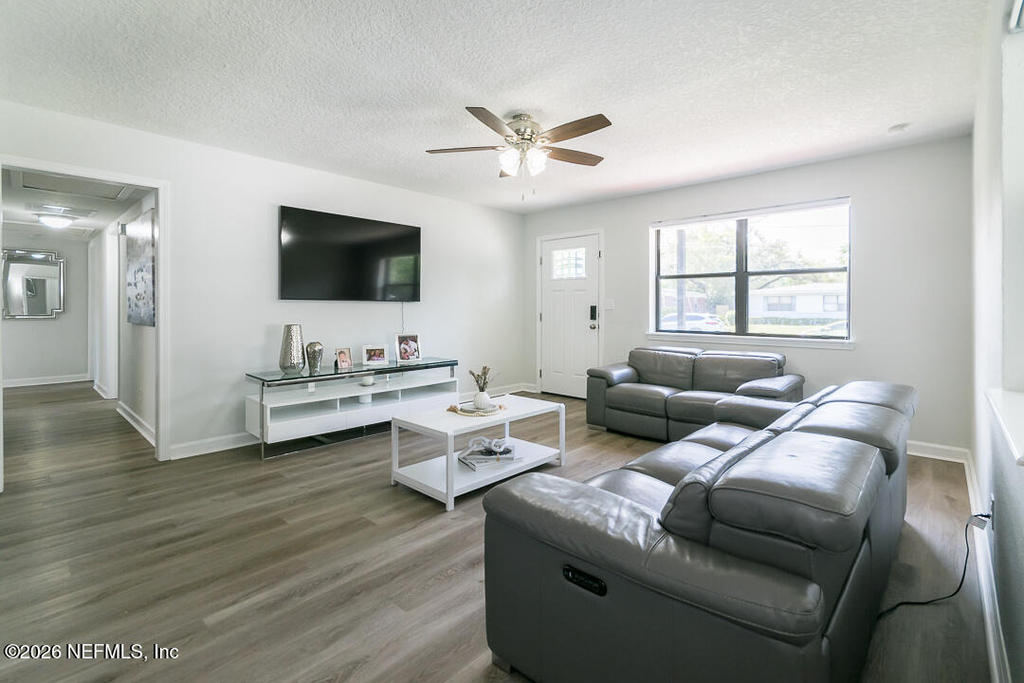 6221 Ashwood Lane - Photo 3