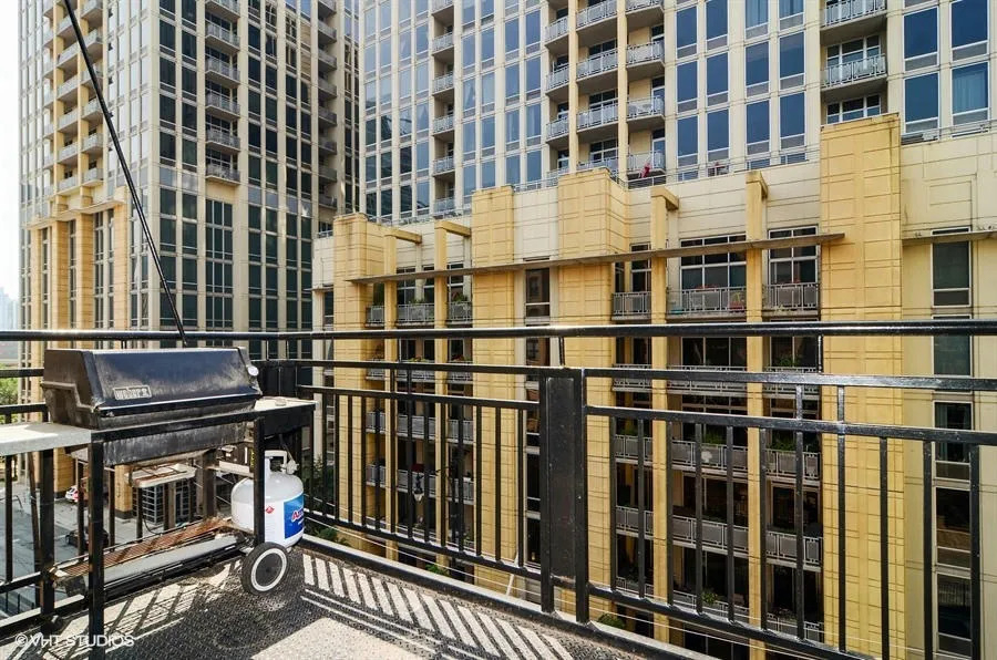 521 W Superior Street - Photo 8