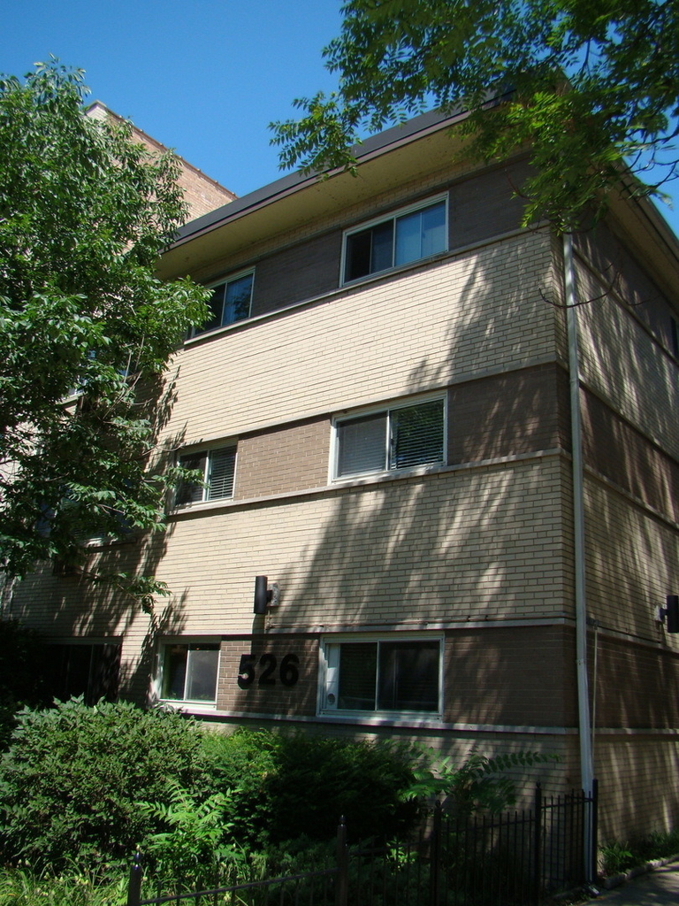 526 W Roscoe Street - Photo 0