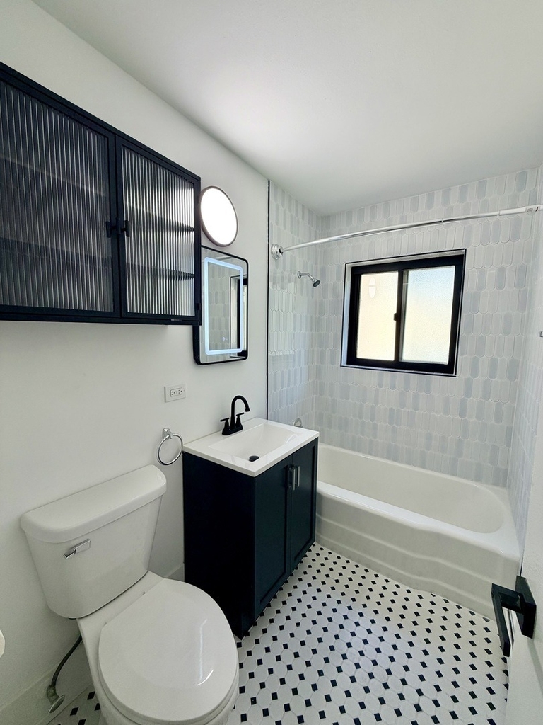 526 W Roscoe Street - Photo 10