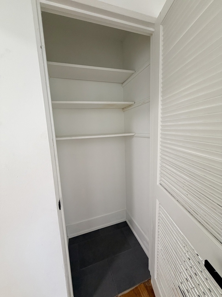 526 W Roscoe Street - Photo 12