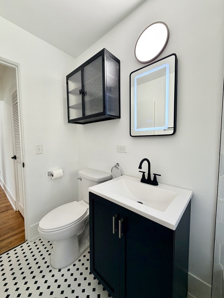 526 W Roscoe Street - Photo 11