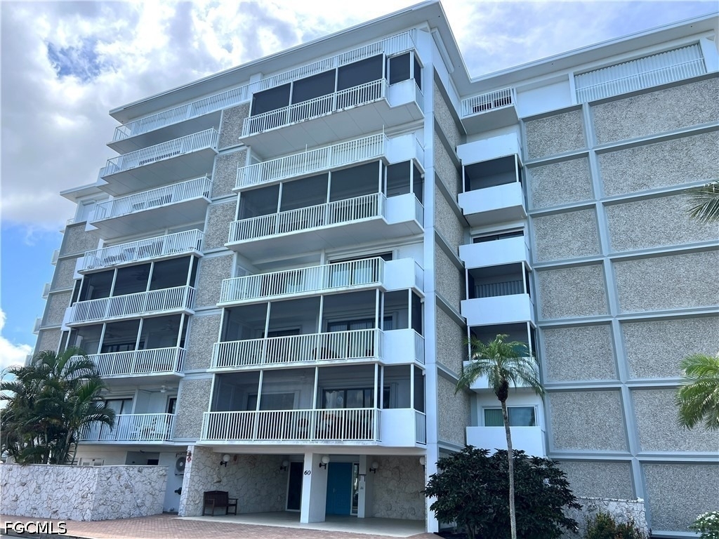 60 Pelican Street W - Photo 0