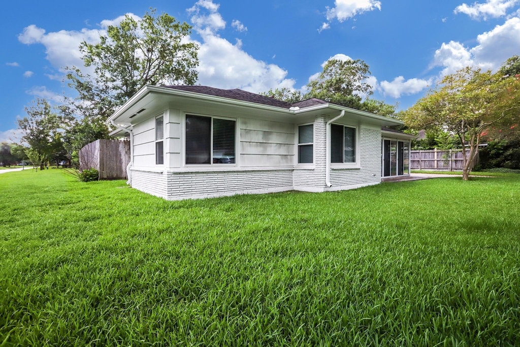 2803 Ashwood Street - Photo 1