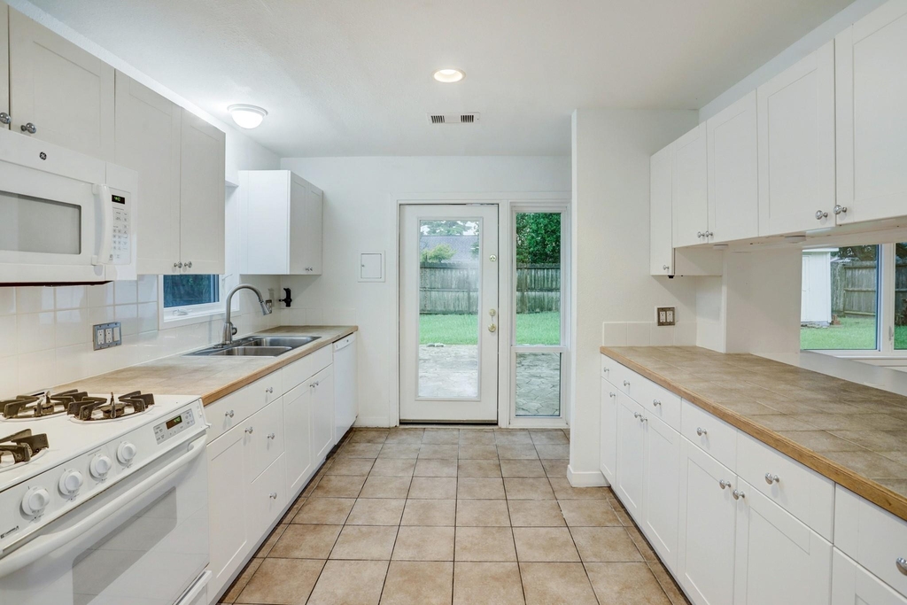 2803 Ashwood Street - Photo 2