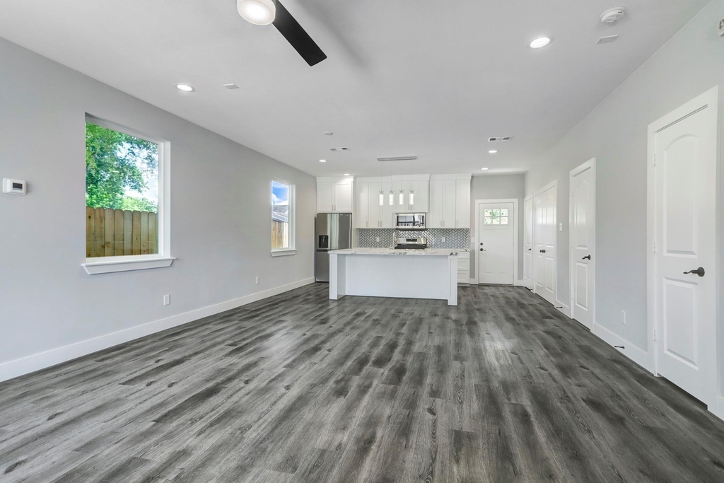 9306 E Avenue L - Photo 3