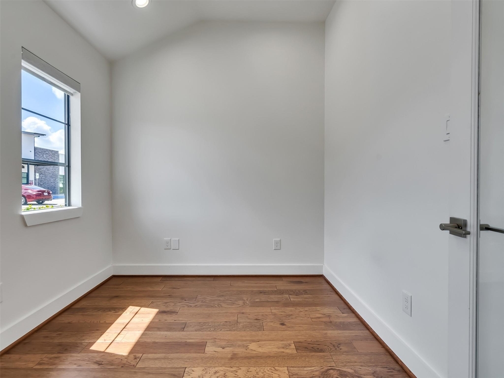 10330 Grove Row Avenue - Photo 14