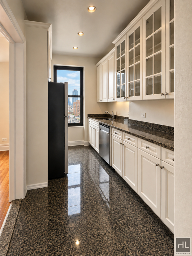 Second Avenue - Photo 5