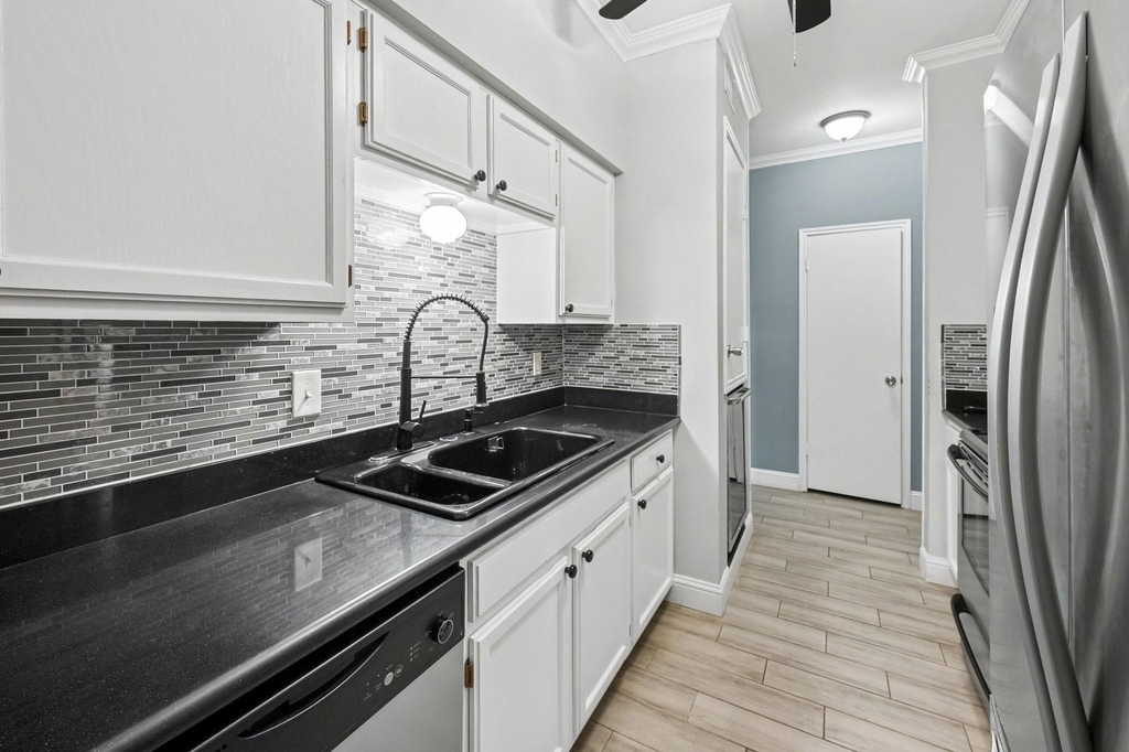 4001 Tanglewilde Street - Photo 6