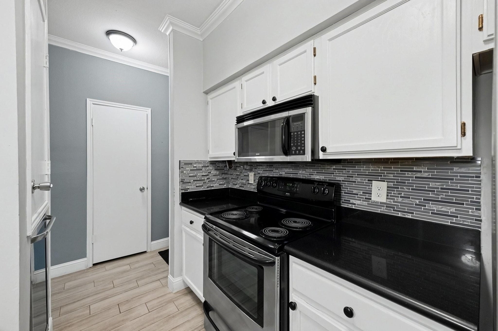 4001 Tanglewilde Street - Photo 7