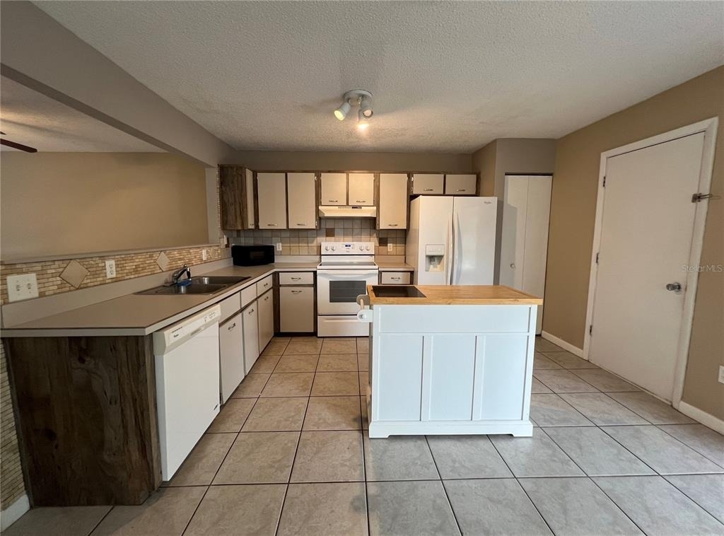 100 E Baywood Square - Photo 3