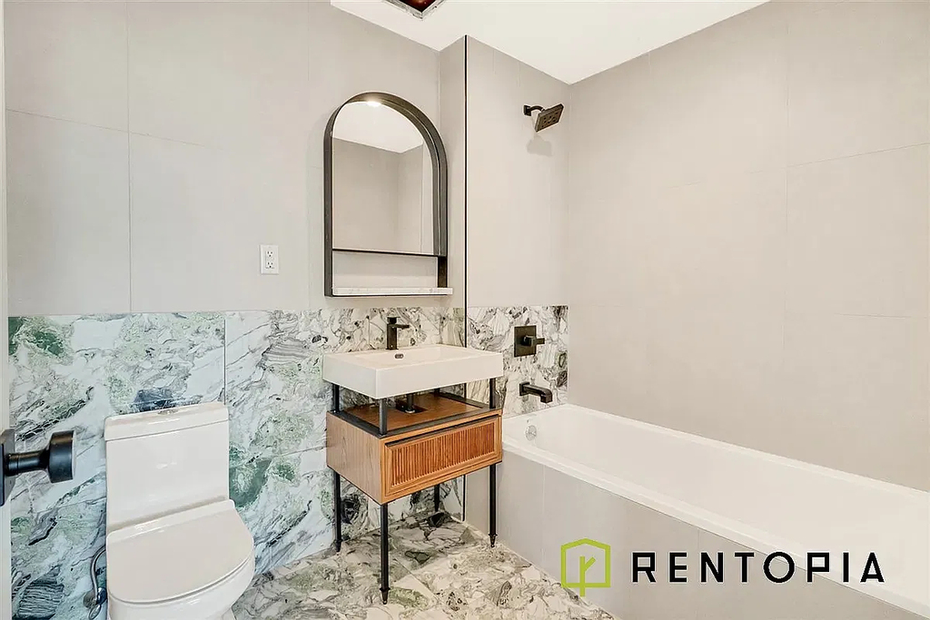 415 Manhattan Avenue - Photo 3
