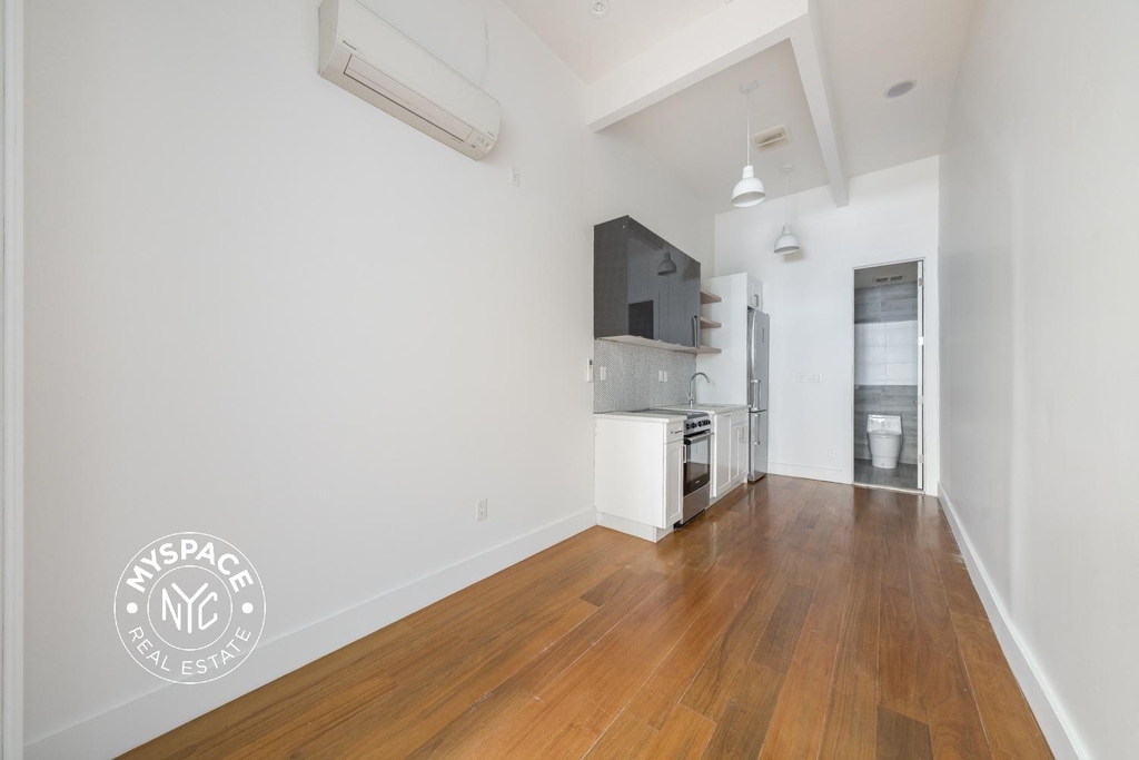 228 Kingsland Avenue - Photo 0