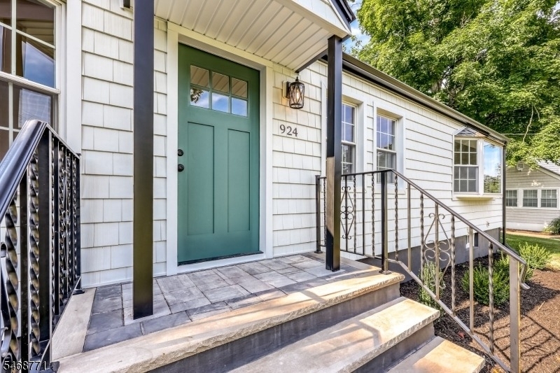924 Franklin Ave - Photo 1