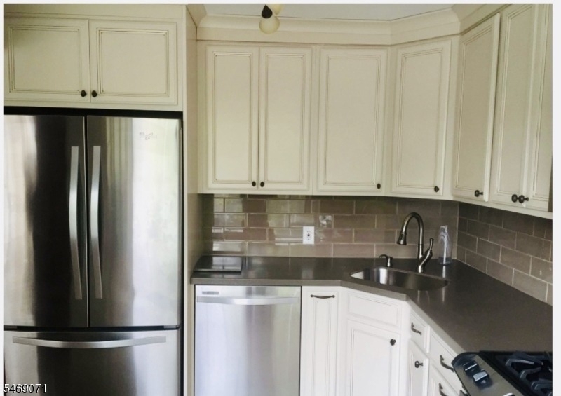 612 Deepdale Ct - Photo 2