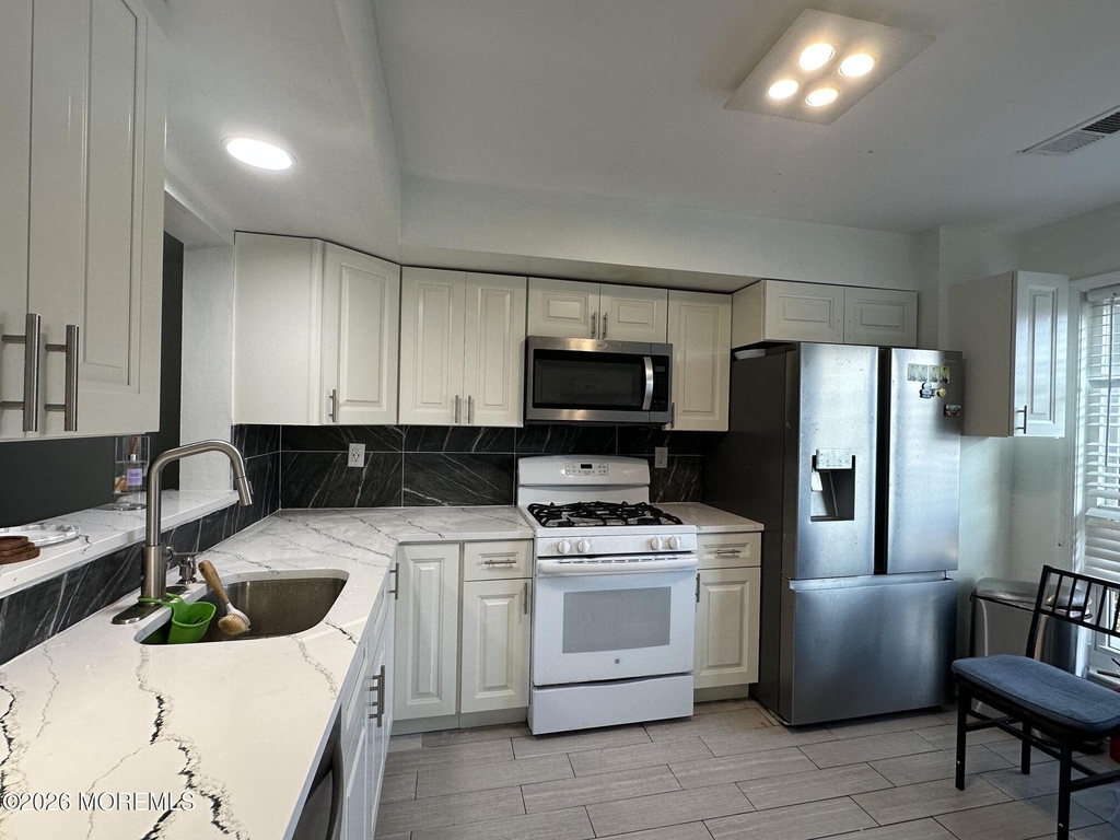 127 Bedford Place - Photo 2
