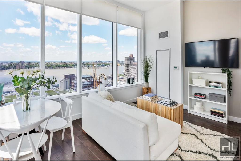 West 36th Street - Photo 2