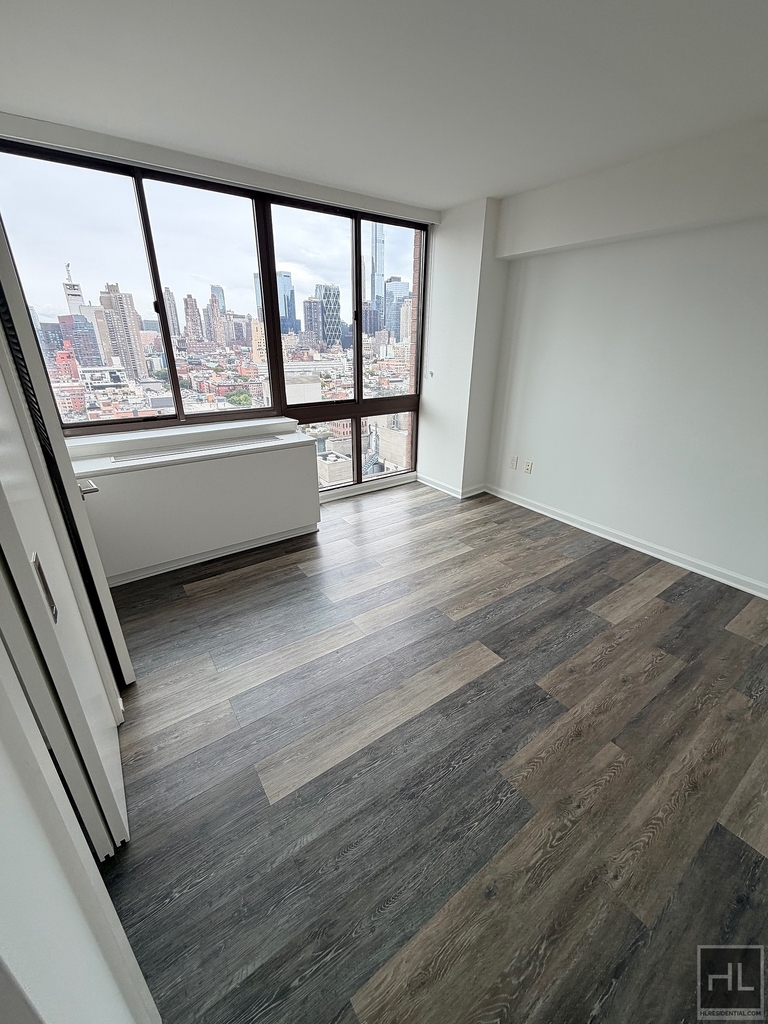 West 43 Street - Photo 1