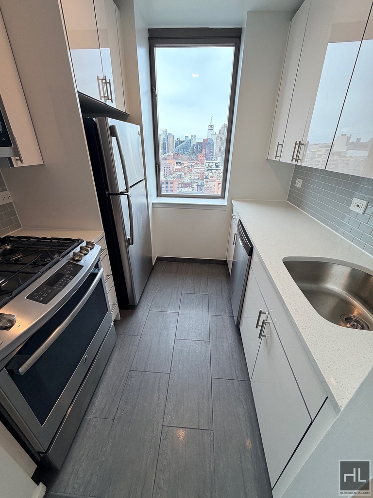 West 43 Street - Photo 5