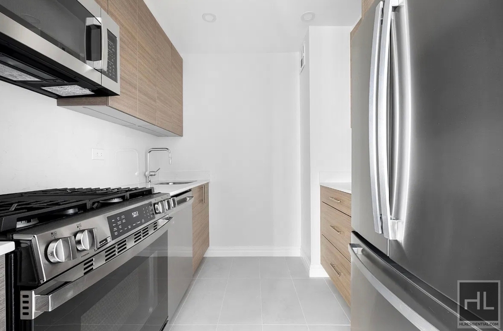 West 48th Street - Photo 6