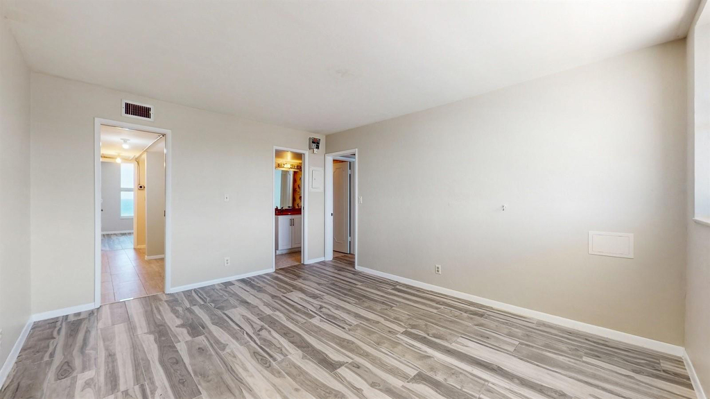 1051 Hillsboro Mile - Photo 12