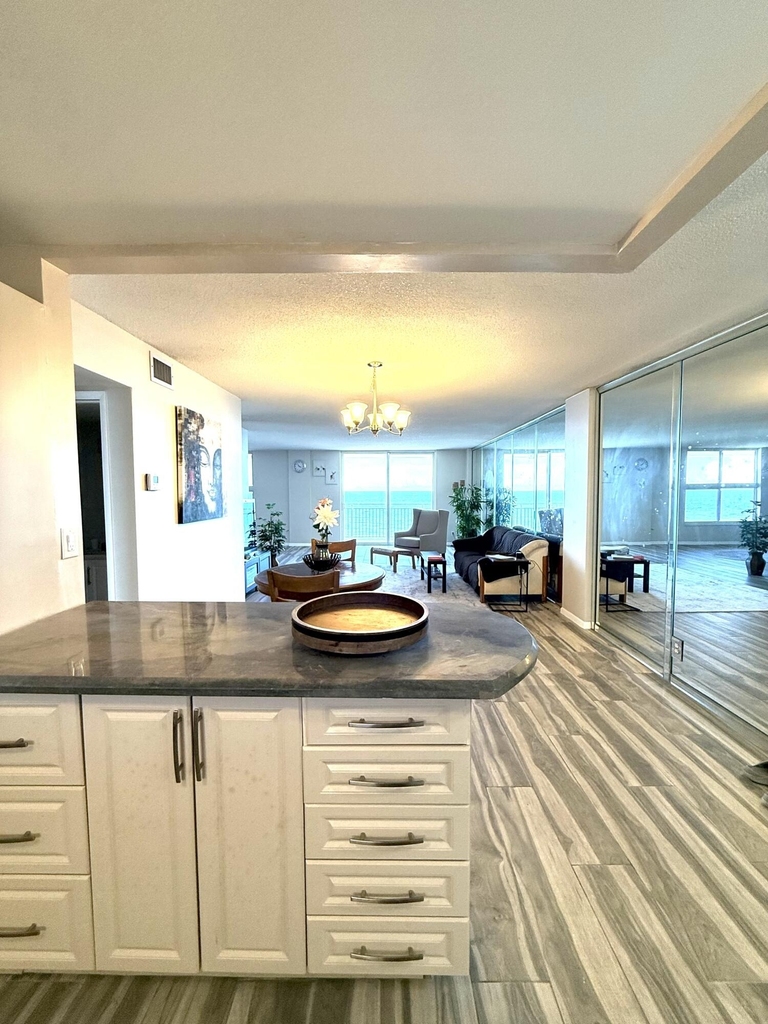 1051 Hillsboro Mile - Photo 34