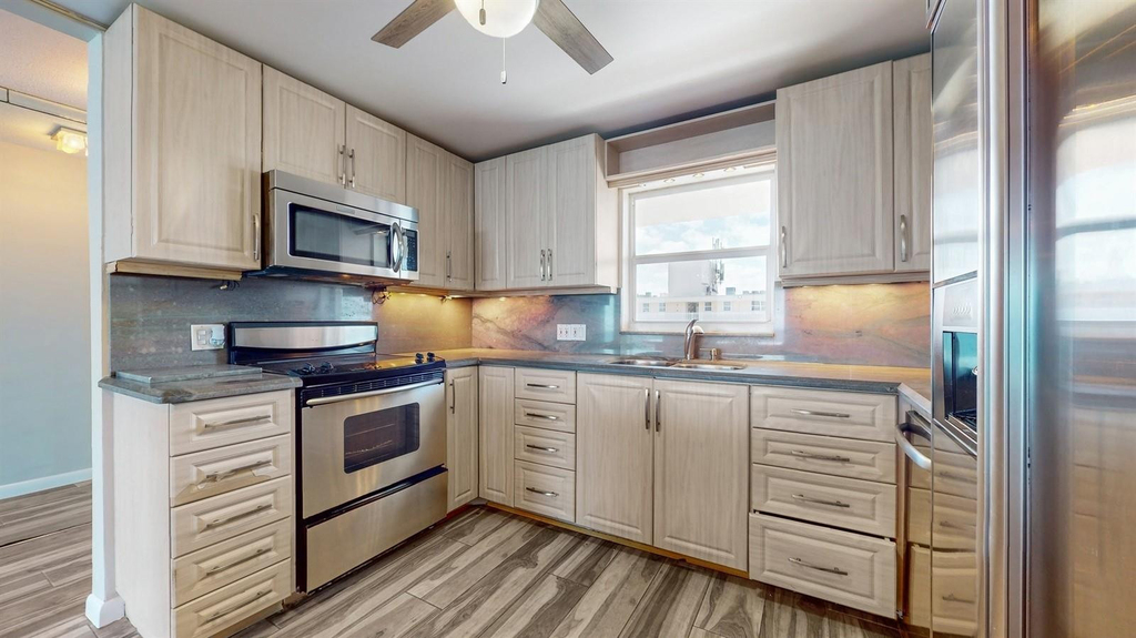 1051 Hillsboro Mile - Photo 9