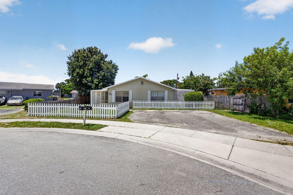 3941 Roan Court W - Photo 0