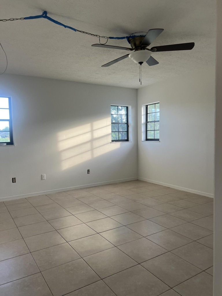 952 Se Walters Terrace - Photo 4
