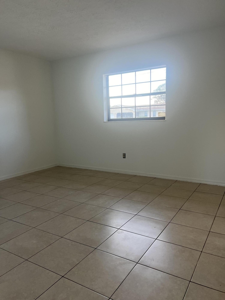 952 Se Walters Terrace - Photo 2