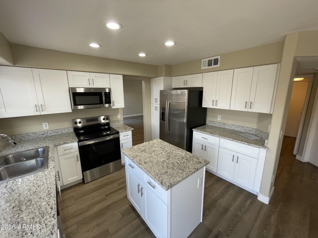 8526 W Cambridge Avenue - Photo 3