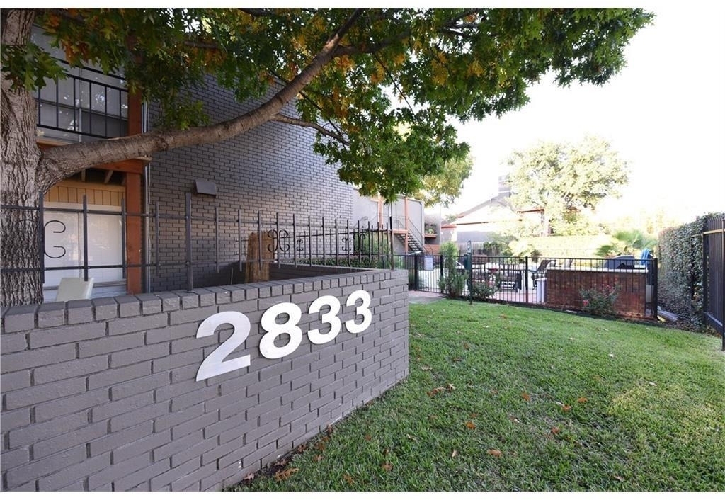 2833 Kings Road - Photo 0