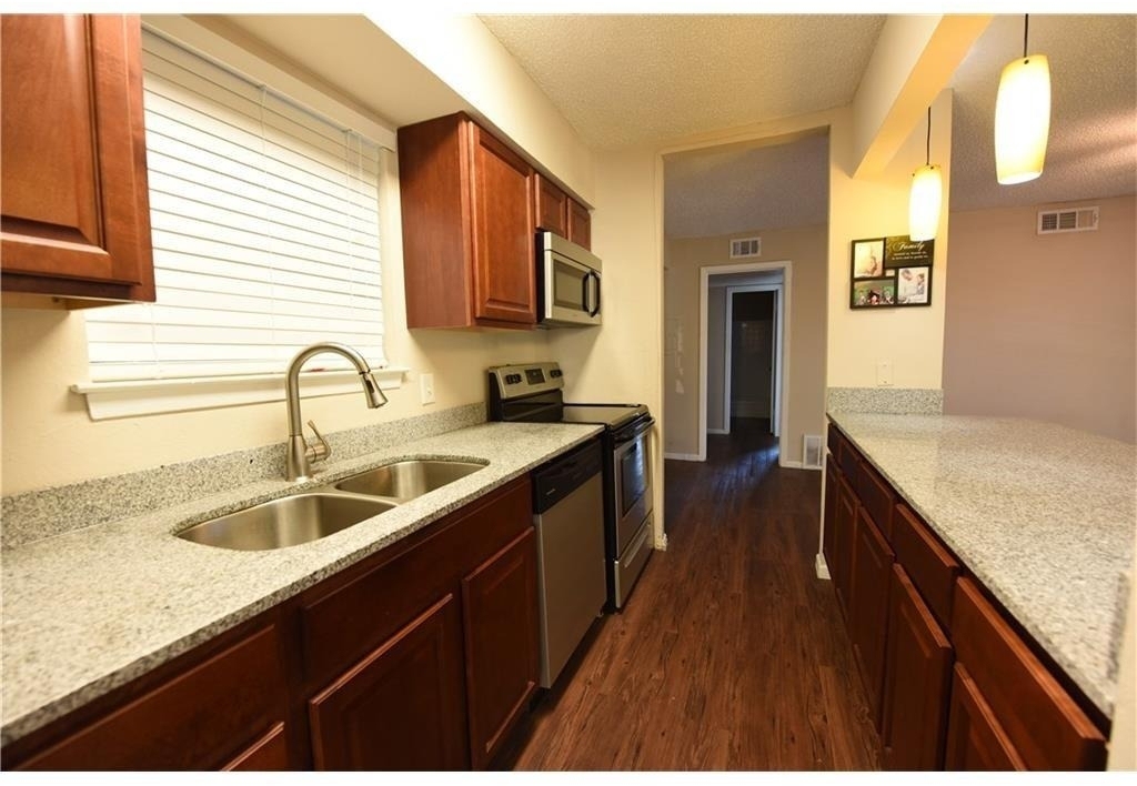 2833 Kings Road - Photo 4