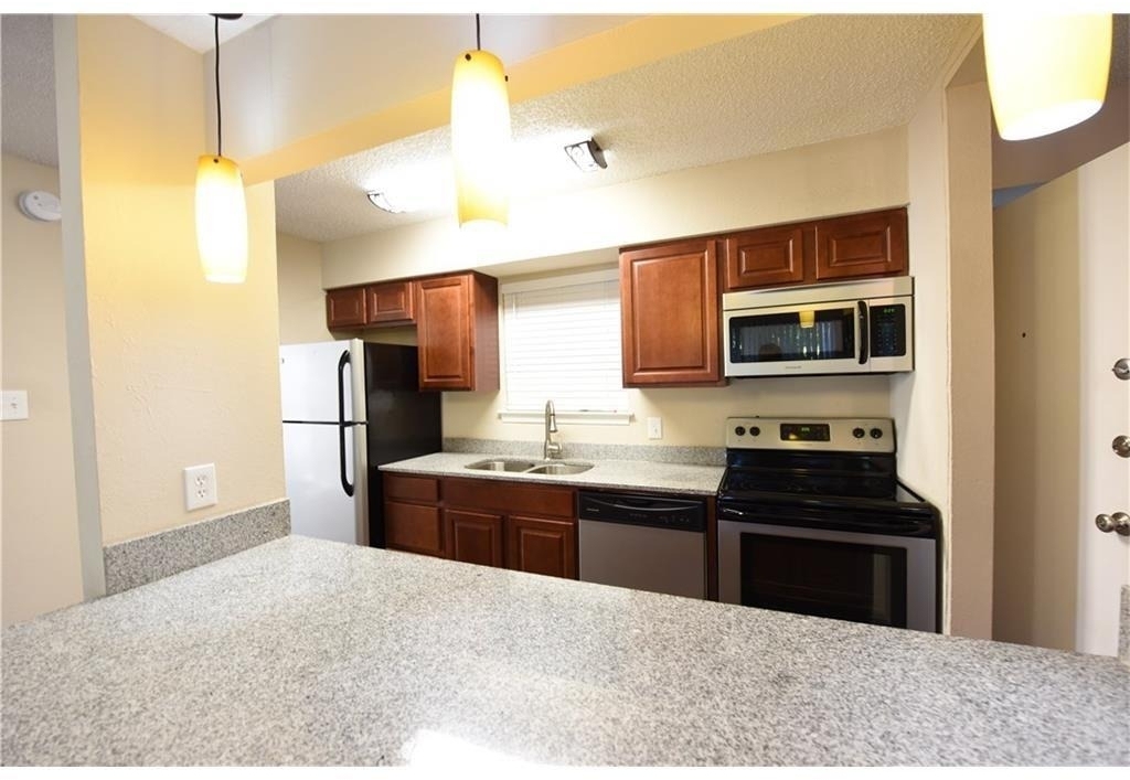 2833 Kings Road - Photo 3