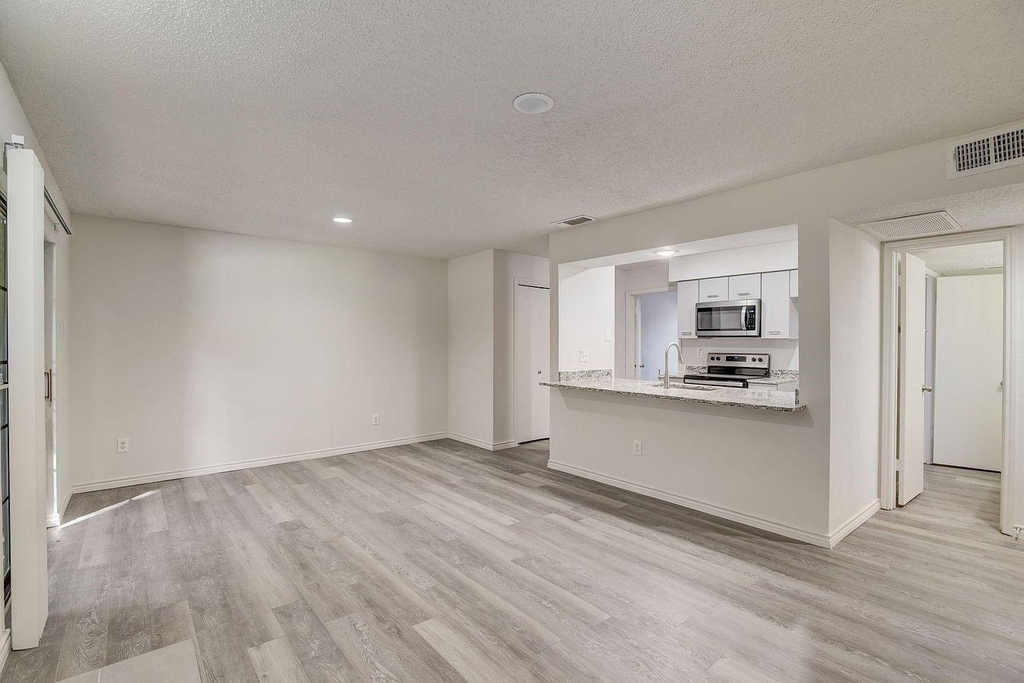 9920 Forest Lane - Photo 8