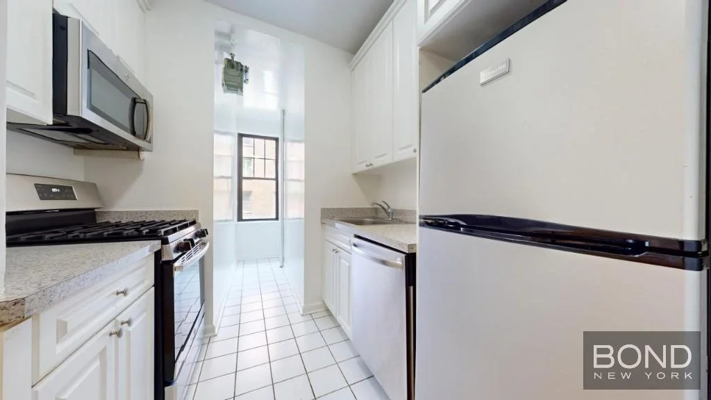 218 West 10th Street - Photo 0