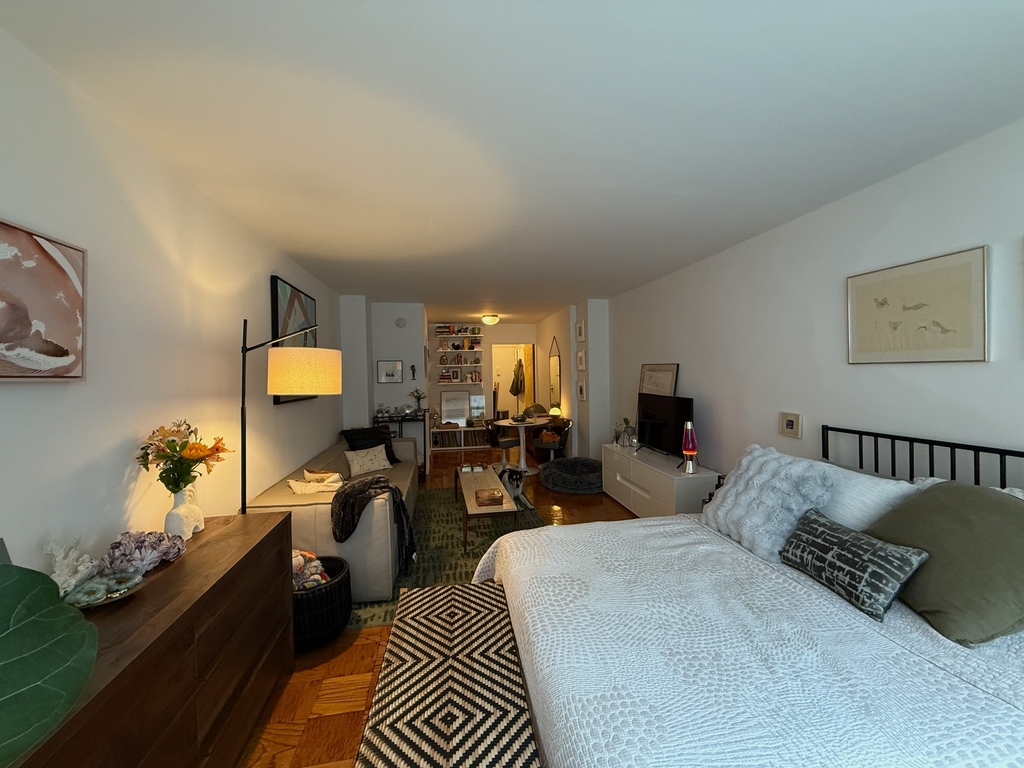 435 West 57th Street - Photo 0