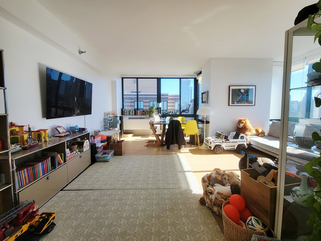 75 West End Avenue - Photo 1