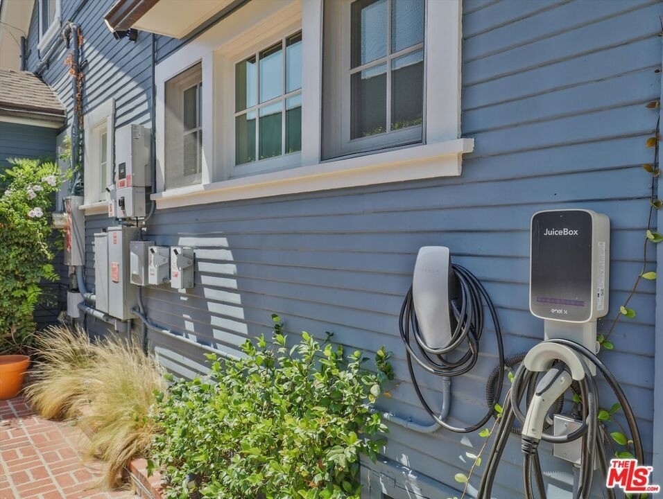 843 N Stanley Avenue - Photo 2