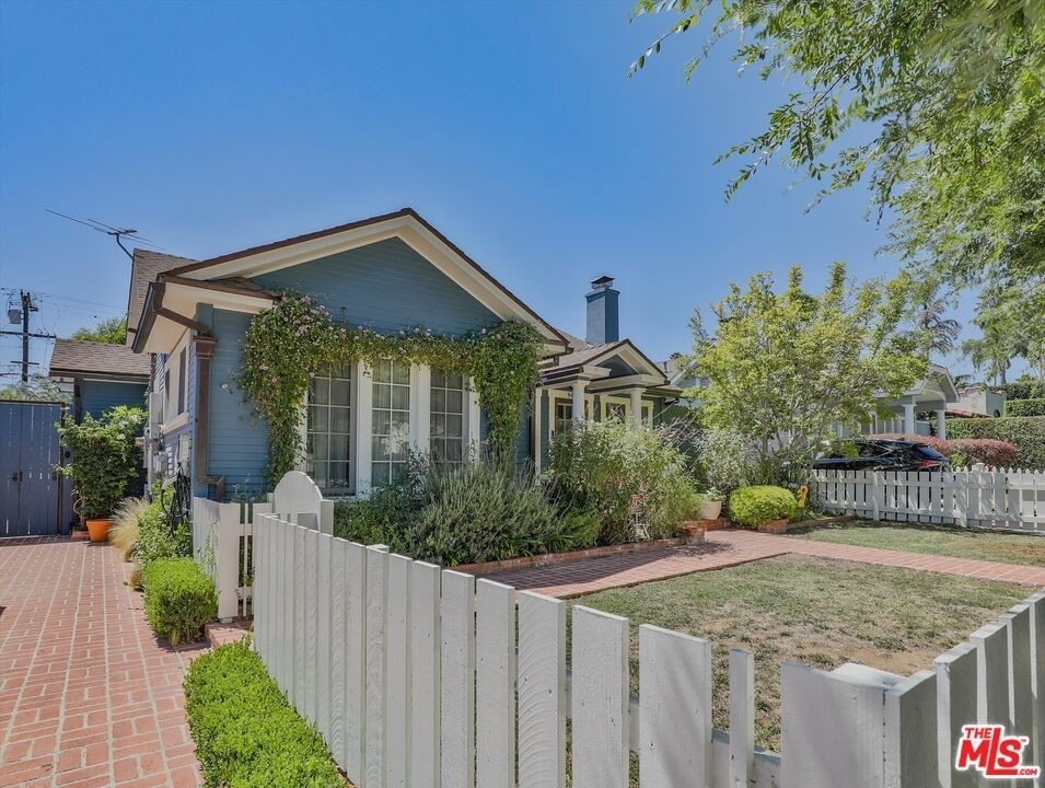 843 N Stanley Avenue - Photo 1