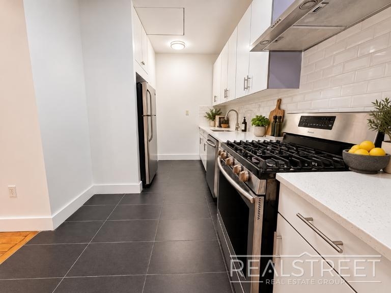 90-02 Queens Blvd - Photo 3