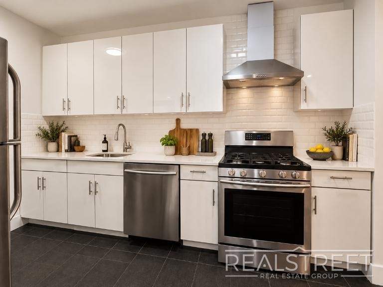 90-02 Queens Blvd - Photo 2