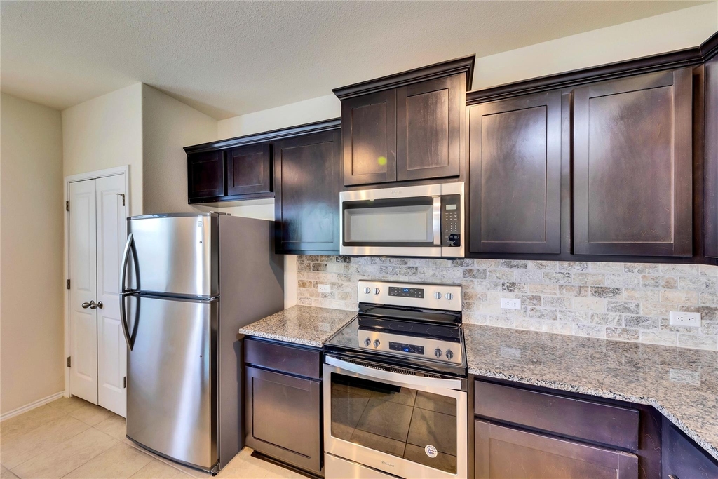 728 Coltrane Dr - Photo 3