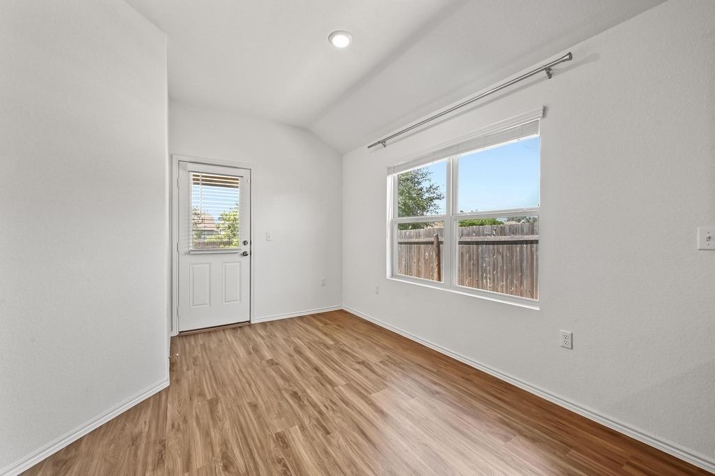 10404 Premier Park St - Photo 11
