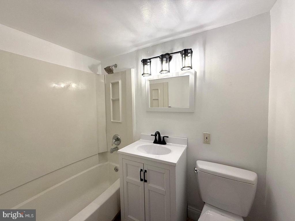 901 Barclay Towers - Photo 13