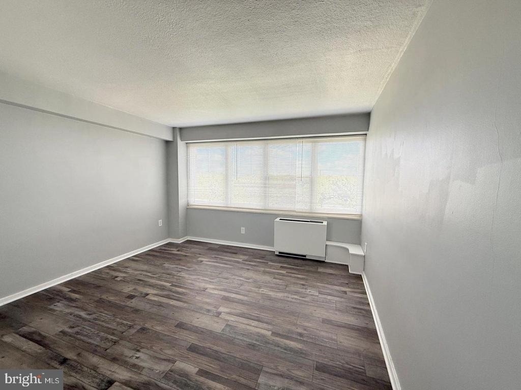 901 Barclay Towers - Photo 8